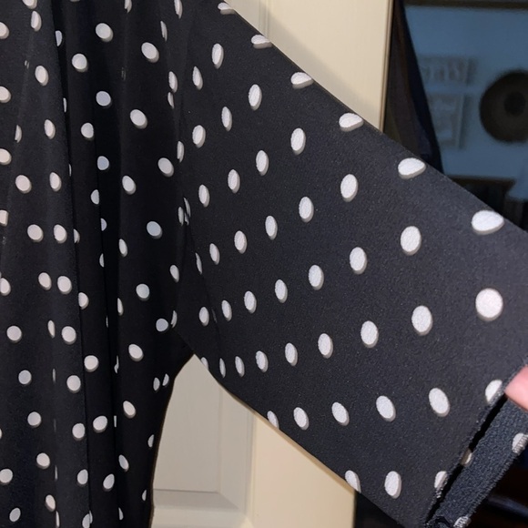 🌹LULAROE BLACK/WHITE DOTTED LONG RUFFLE FRONT KIMONO - Picture 4 of 7